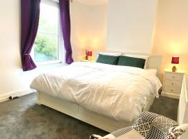 Medway Getaway - 3 Bed Home with Luxury Bathroom, cheap hotel in Chatham