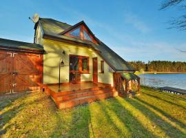 Holiday house by the lake with a fireplace, хотел, който приема домашни любимци, в Rosnowo