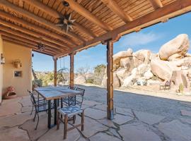 Hot Tub Boulders Art-Infused Adobe- Stella, hotel in Yucca Valley