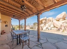 Hot Tub Boulders Art-Infused Adobe- Stella, hotel v destinácii Yucca Valley