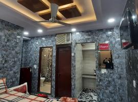 Aggarwal luxury room with private kitchen washroom and balcony along with fridge, Ac, Android tv, wifi in main lajpat nagar, habitación en casa particular en Nueva Delhi