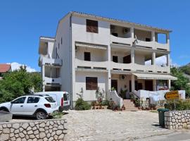 Apartments by the sea Mandre, Pag - 3084, hotel in Kolan