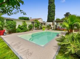 Amazing Home In Le Pontet With Jacuzzi, hotel in Le Pontet