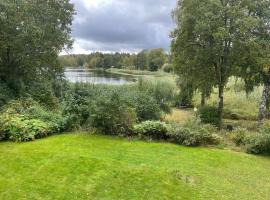 Nyrenoverat strandnära med fantastisk utsikt, family hotel in Rimbo