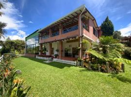 Finca Hotel 12 Palmas- Aeropuerto JMC, bed and breakfast en Rionegro