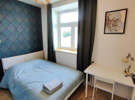 Chambre Glazig avec salle de bains privative dans une résidence avec salon et cuisine partagés, hotel in Brest