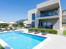 Amazing Home In Kastel Kambelovac With Outdoor Swimming Pool, 5 Bedrooms And Wifi