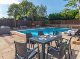 Large House Swim Pool Hot tub Sleeps 10 guest, hotel en Ware