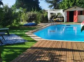 Dépendance cosy entre jardin et jacuzzi privés et piscine partagée