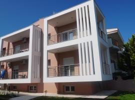 Feather Apartments-Nea Moudania Halkidiki: Nea Moudania'da bir plaj oteli