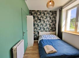 Chambre Rousig avec salle de bains privative dans une résidence avec salon et cuisine partagés, Bed & Breakfast in Brest