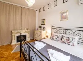Aristocratic 2bdrm Central Apartment