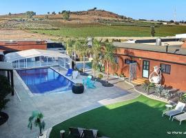 אוטופיה בצפון - מתחם אירוח מפואר, hotel en Dalton