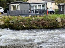 Stunning 3 Bed Riverside Cabin in Snowdonia, готель у місті Caeathro