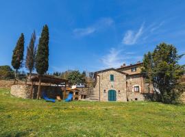 Casa con posto auto coperto e ampio giardino, apartmán v destinaci Lucignano