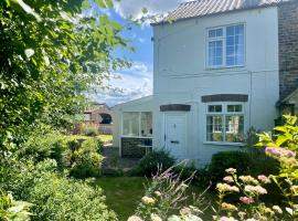 Railway Cottage - Pet friendly with parking, villa in Ripon