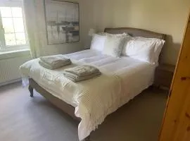 Railway Cottage - Pet friendly with parking
