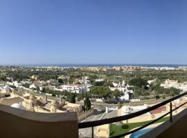 Apartamento con vistas panorámicas al mar, golf, puerto deportivo, hotel u gradu Almerimar