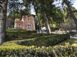 Villa Pinetina B&B, hotel med parkering i Lasnigo