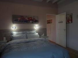 chambre 4 personnes, cheap hotel in Montain
