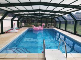 Chambre chez particulier avec petit déjeuner, piscine, pool house – tani hotel w mieście Mauny