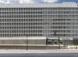 DoubleTree by Hilton Newark Penn Station, NJ、ニューアークにあるニューアーク・リバティー国際空港 - EWRの周辺ホテル