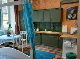 Bohemian Studio bedroom, hotel with parking in Pontrieux