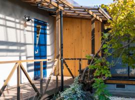 深々 books&stay シンシンブックスアンドステイ, hostal o pensión en Matsukawa