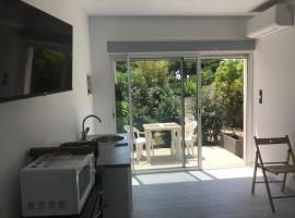 studio centre ville avec jardin, hotel din Sainte-Maxime