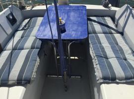 Petit voilier à quai Port Barcares, πλωτό κατάλυμα σε Le Barcarès