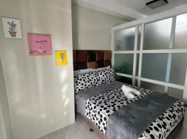 Netflix and Unli WIFI!!! The Elchies Room at Tagaytay Prime Residence, hotel em Tagaytay