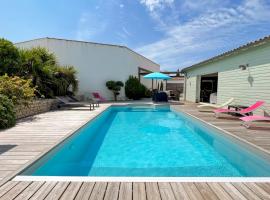 Dans le centre du village de Ste Marie, au calme, superbe villa avec piscine, hotel in Sainte-Marie-de-Ré