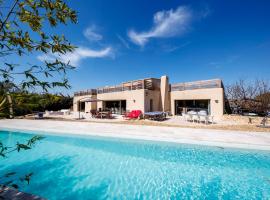 Belle villa contemporaine de 300m2 avec piscine, hotell i La Roque-sur-Pernes