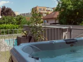 Pool and hot tub - Romantic Hideaway