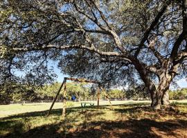 Shady Oaks Cottage: A Peaceful & Relaxing Getaway, hotel na may parking sa Wimberley