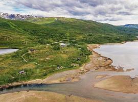 Romslig hytte med natur og gode fiskemuligheter!, hotel in Lødingen