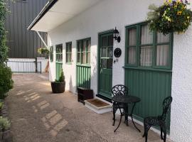 Deanwood Holiday Cottages, hotel na may parking sa Yorkley