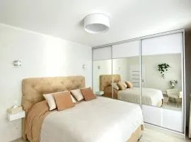 Die Eleganz - Exclusive Apartment near the City Center with Free Private Parking