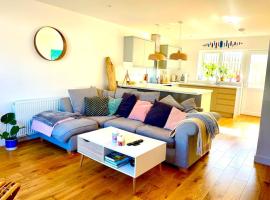 Modern chic summer holiday retreat., hytte i Newquay