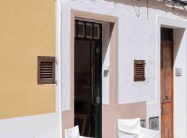 Pere Alcantara 40, 3 bedroom house, Ciutadella, hotel in Ciutadella