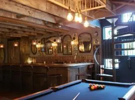 Cedar Oaks Inn The Birdcage Saloon