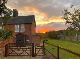 Victorian quirky farm cottage next to forest & close to beach, hotel v destinaci Woodbridge