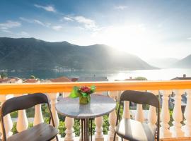 Apartment Ena with amazing sea view, hotel amb aparcament a Kotor
