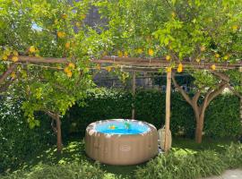 MARILISE - La maison bleue private hot tube, garden & terrace, hotel sa bazenima u gradu Meta