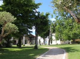 Logis Domaine des Chais, hotell med parkering i Thénac
