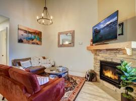 Private condo steps from ski lift minutes to lake, apartamento em Stateline