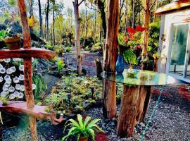 Exotic Garden cottage at amazing volcano fissure, holiday home in Mountain View