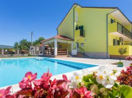 Nice Home In Hrvace With 4 Bedrooms, Wifi And Outdoor Swimming Pool, hotel sa Hrvace