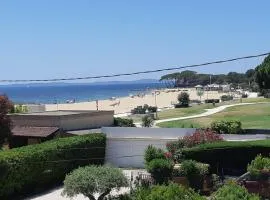 à moins de 100 m de la plage à pied