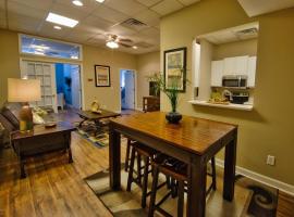 Turner's loft / sleeps 4 in the heart of the town, hotell i Wilmington